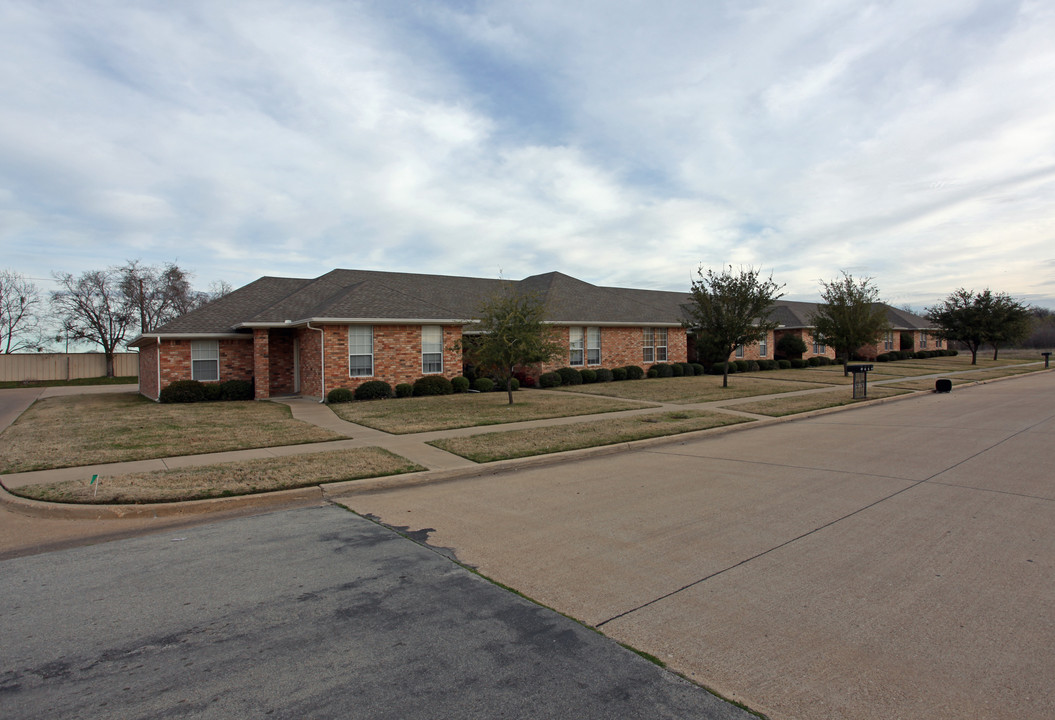 612-708 Biloxi Dr in Ennis, TX - Building Photo