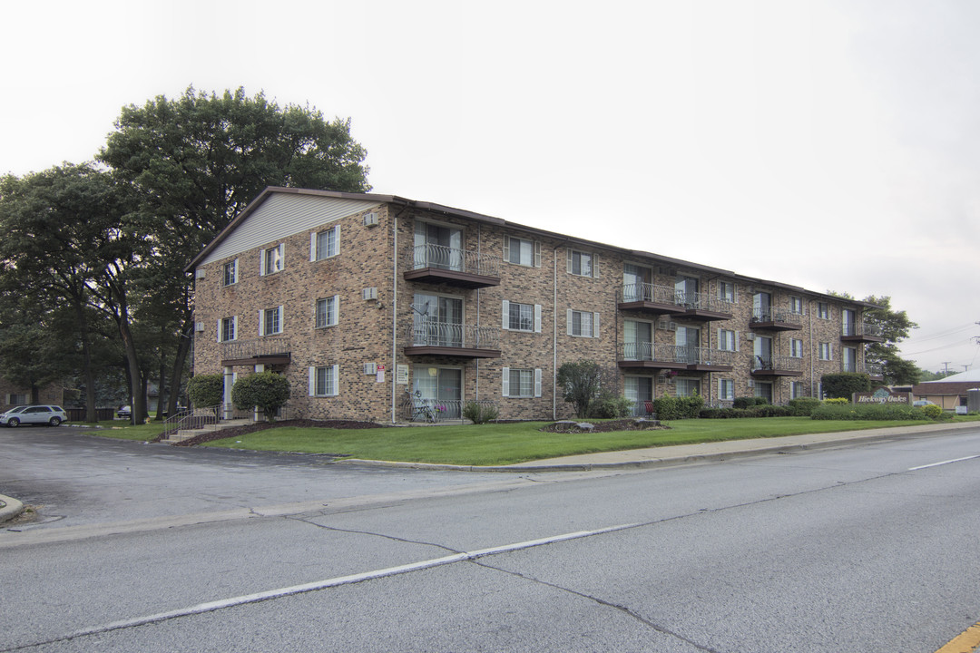 Hickory Oaks Apartments in Lansing, IL - Building Photo