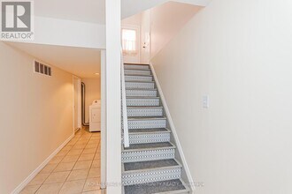 6 Round Hill Ct in Markham, ON - Building Photo - Building Photo