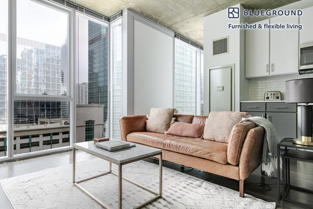 215 W Lake St in Chicago, IL - Building Photo
