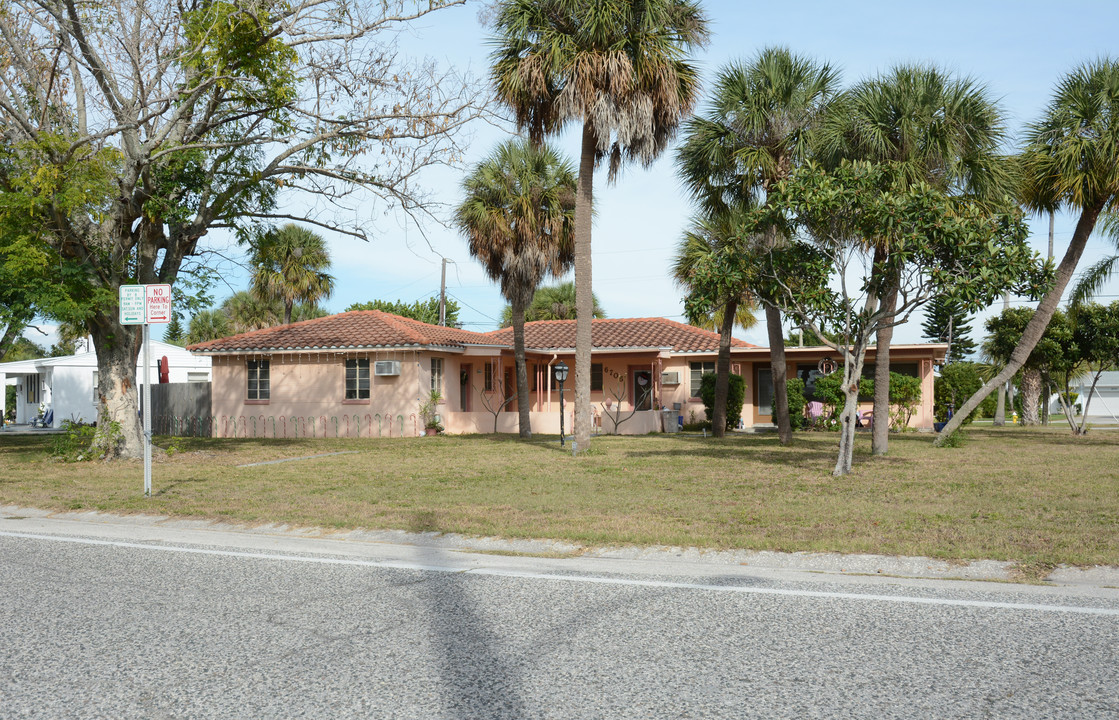 Gulf Winds Dr Apartments in St Pete Beach, FL - Foto de edificio