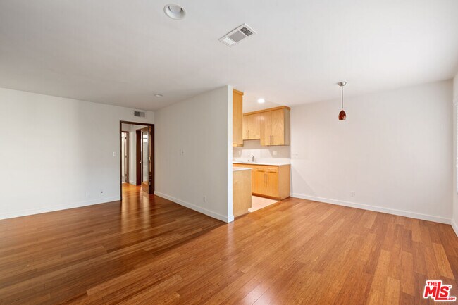 931 N Alfred St in Los Angeles, CA - Building Photo - Building Photo