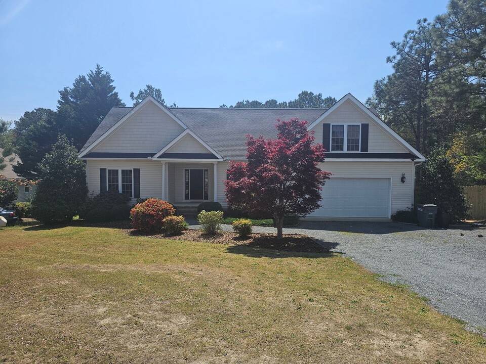 140 Patricia Ct in Whispering Pines, NC - Foto de edificio