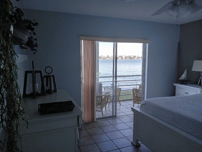 1516 S Lakeside Dr, Unit 203 in Lake Worth Beach, FL - Foto de edificio - Building Photo