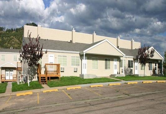 Golden Manor Apartments in Spearfish, SD - Foto de edificio