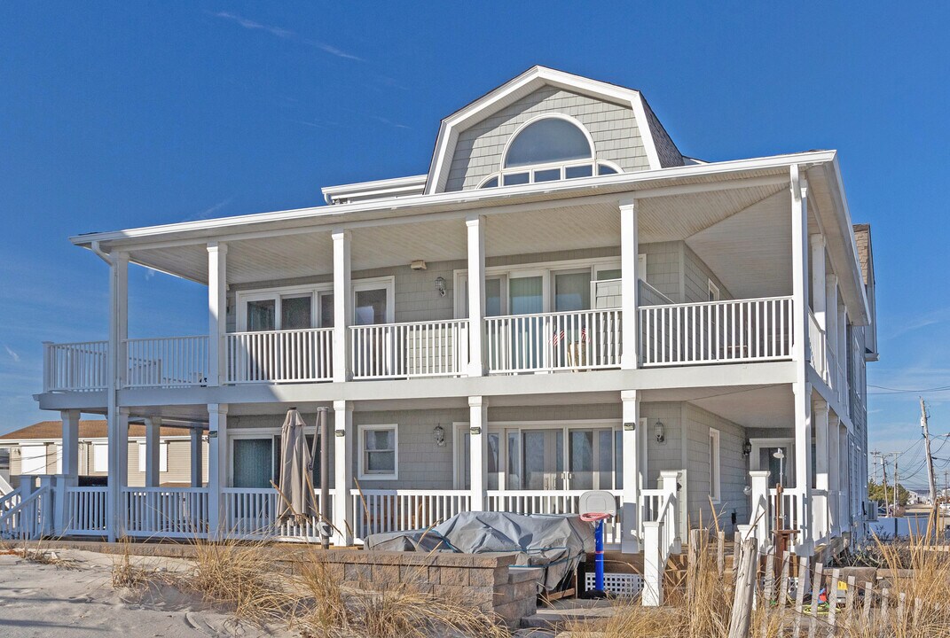 15 E Tuna Way in Lavallette, NJ - Building Photo