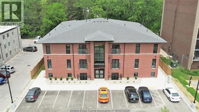 6550 Wyandotte St E in Windsor, ON - Foto de edificio - Building Photo