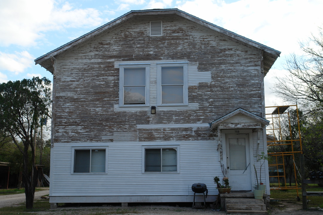 719-725 A Ave in Kingsville, TX - Foto de edificio