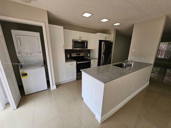1091 N Hiatus Rd in Pembroke Pines, FL - Building Photo - Building Photo