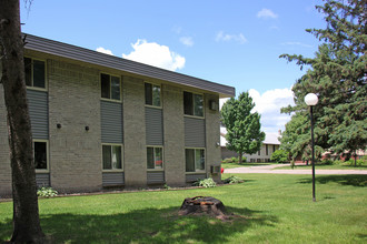 Cedar Street Complex in Remer, MN - Foto de edificio - Building Photo