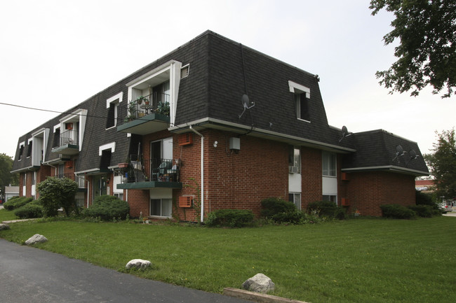 Berkeley Apartments in Berkeley, IL - Foto de edificio - Building Photo