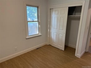 36 Edgewater Dr in Mastic Beach, NY - Building Photo - Building Photo