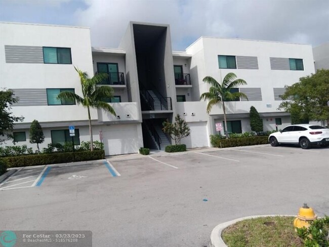 3050 NW 68th St in Fort Lauderdale, FL - Foto de edificio - Building Photo
