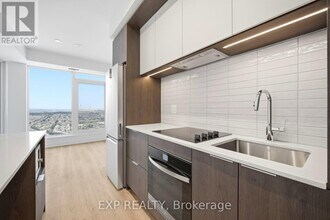 395 Square One Dr in Mississauga, ON - Building Photo - Building Photo