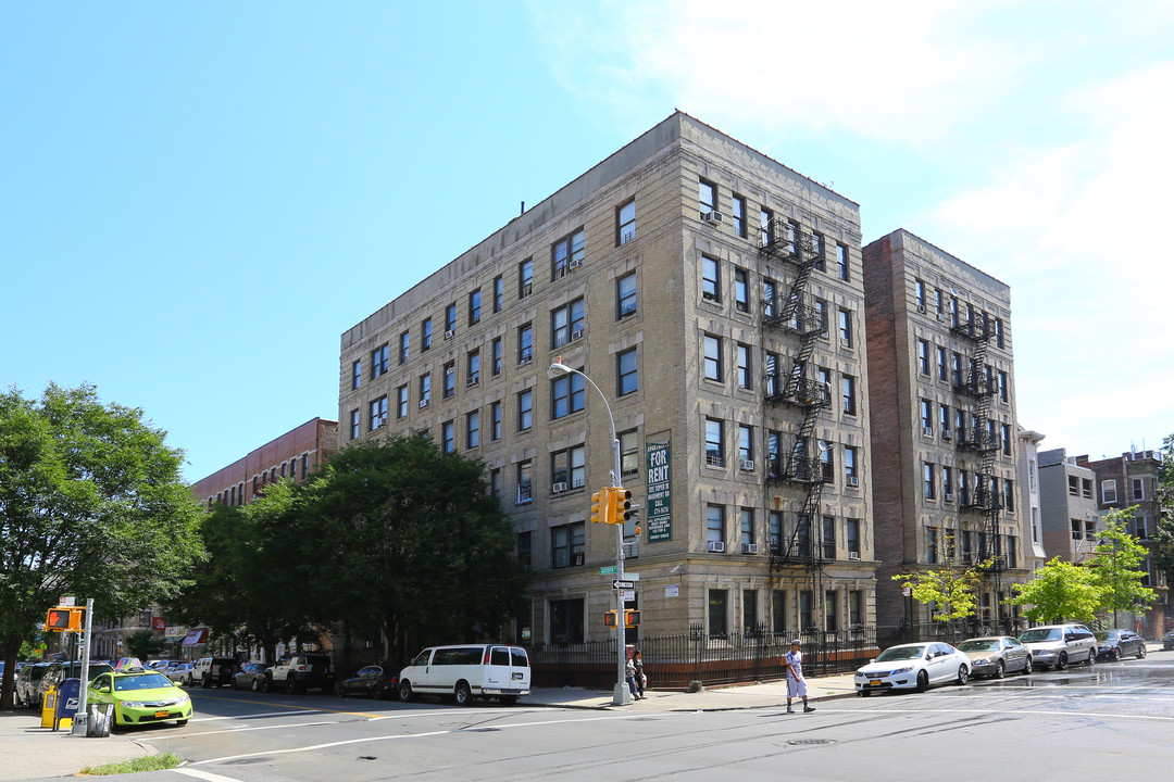 165 Audubon Ave in New York, NY - Building Photo