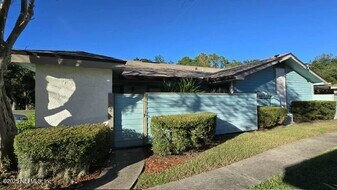 2302 Challenger Ct W in Atlantic Beach, FL - Building Photo