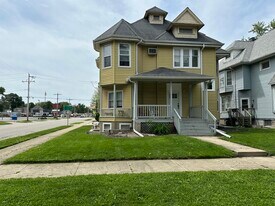523 E Chestnut St, Unit Large place to call home in Bloomington, IL - Building Photo