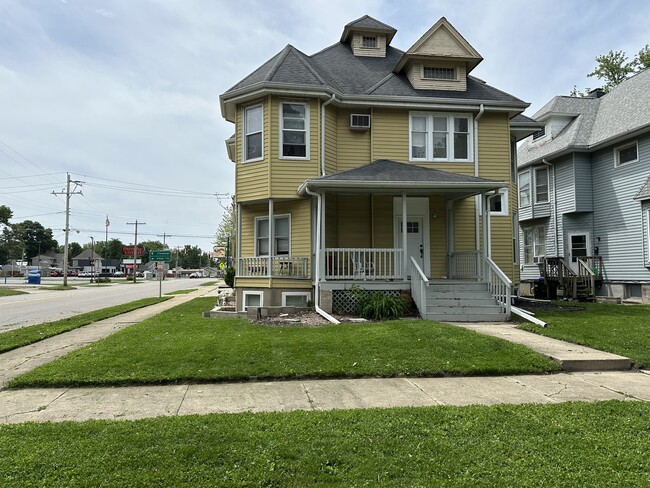 523 E Chestnut St, Unit Large place to call home
