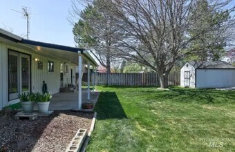 520 W Bird Ave in Nampa, ID - Foto de edificio - Building Photo