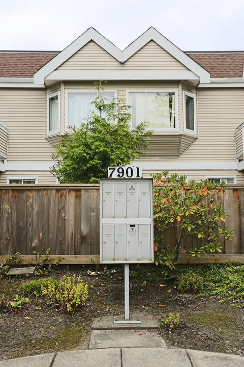 Royal Garden in Burnaby, BC - Building Photo