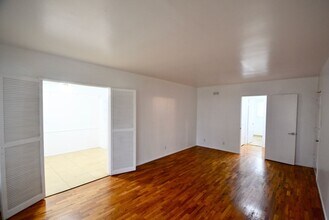 5220 Radford Ave in Los Angeles, CA - Foto de edificio - Building Photo