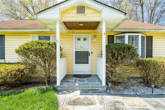 9 Ryan Pl in Woodbury, NY - Building Photo - Building Photo