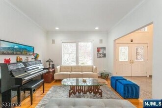 16 Indian Hill Rd in Montville, NJ - Foto de edificio - Building Photo