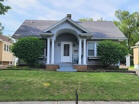 1021 W Hanssler Pl in Peoria, IL - Building Photo