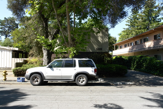 1301 Mills St in Menlo Park, CA - Foto de edificio - Building Photo