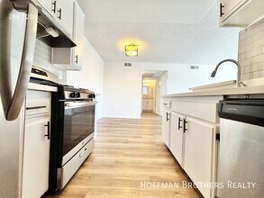 11817 Victory Blvd, Unit 114 in Los Angeles, CA - Foto de edificio - Building Photo