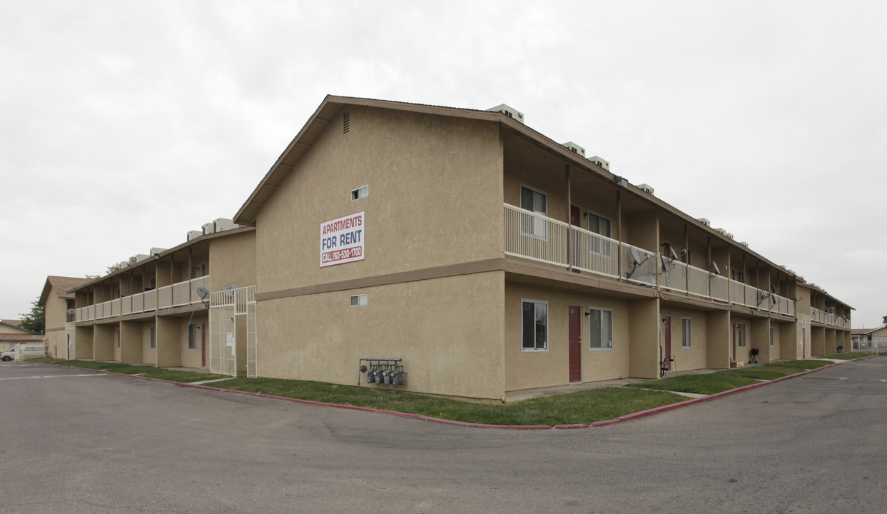 Villa Park Apartments in Adelanto, CA - Foto de edificio