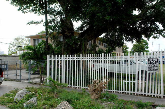 668 NW 31st St in Miami, FL - Building Photo - Building Photo