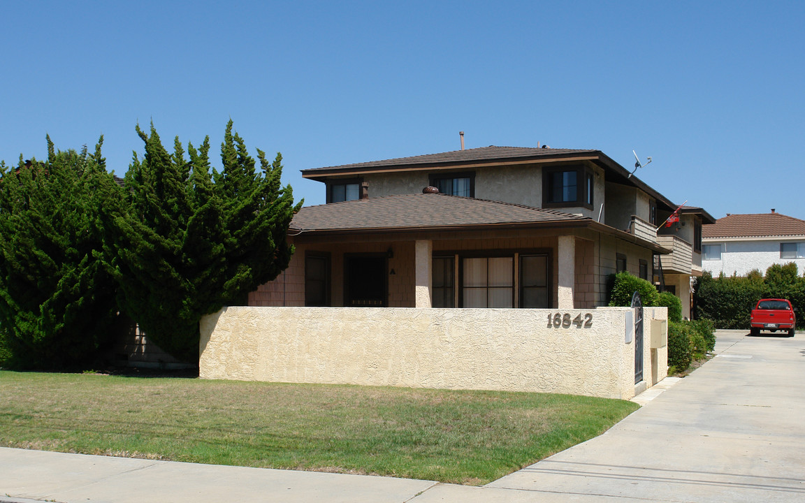 16842 Hoskins St in Huntington Beach, CA - Building Photo