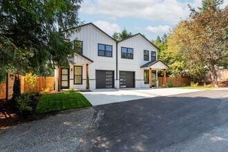 9343 SW 8th Ave in Portland, OR - Building Photo - Building Photo