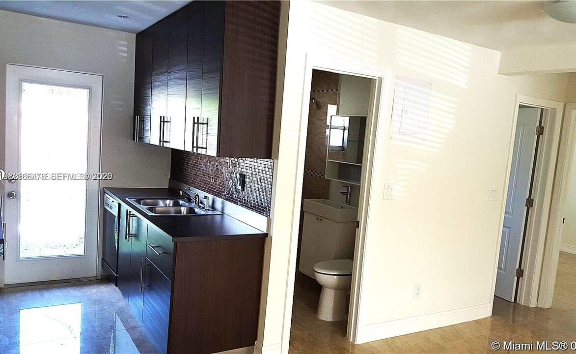 2443 Coolidge St in Hollywood, FL - Building Photo