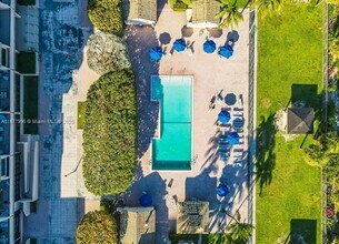 2555 Collins Ave in Miami Beach, FL - Building Photo - Building Photo