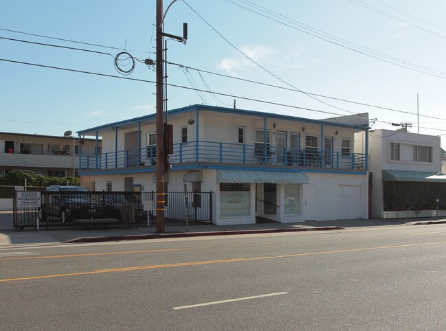 130 W Channel Rd in Santa Monica, CA - Building Photo - Building Photo
