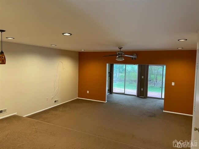 401 Hadleigh Ln in North Brunswick, NJ - Building Photo - Building Photo