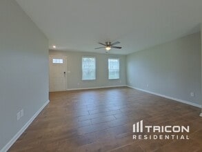 359 Hobson Wy in Lyman, SC - Foto de edificio - Building Photo