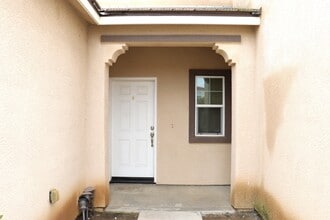 864 Pinewood Ave in Sanger, CA - Building Photo - Building Photo
