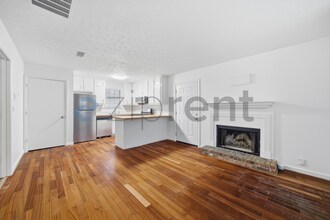 5893 N Castlegate Dr in Atlanta, GA - Foto de edificio - Building Photo