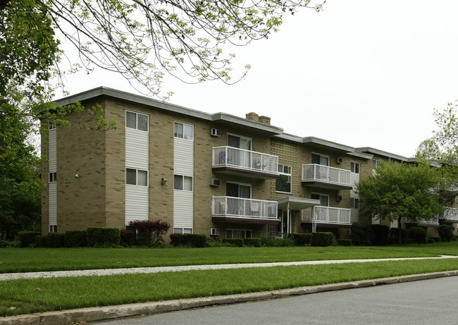 Riverside House Apartments in Willoughby, OH - Building Photo - Building Photo