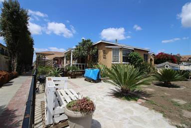 717 W 77th St in Los Angeles, CA - Building Photo