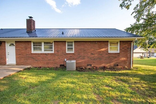 65 Battle St in Bryson City, NC - Building Photo - Building Photo
