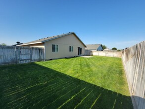 7803 Savary Dr in Pasco, WA - Building Photo - Building Photo