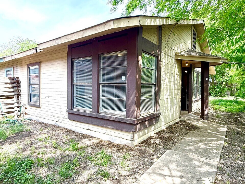 6921 Belforest in San Antonio, TX - Building Photo