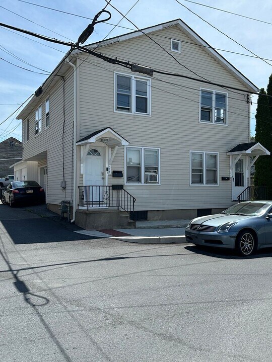 213-215-215 E Franklin St in Slatington, PA - Building Photo