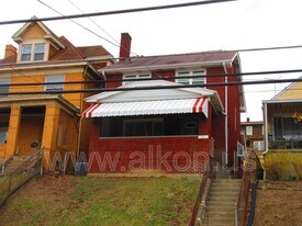 818 Woodbourne Ave in Pittsburgh, PA - Building Photo