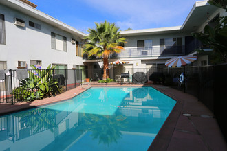 Markwell Gentry Apartments in Valley Village, CA - Foto de edificio - Building Photo