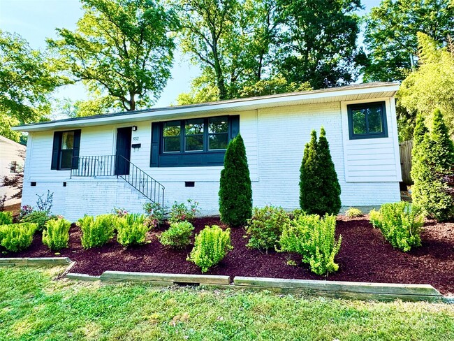 property at 652 Manhasset Rd